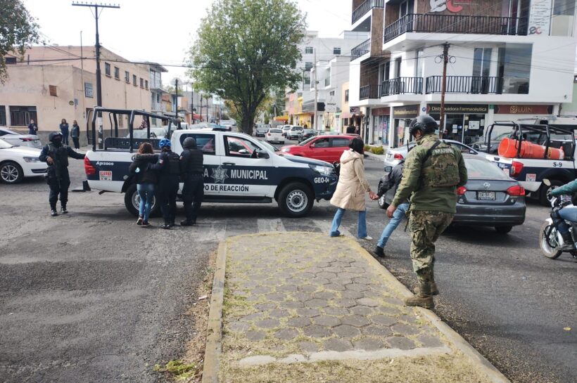 Detiene policía de Apizaco a 3 personas por portación de armas de fuego