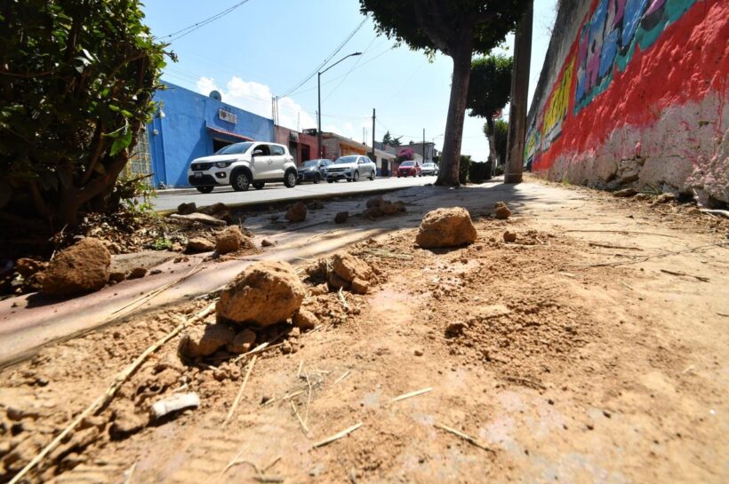 Lluvias ocasionan deslave y baches en Avenida Independencia en la capital