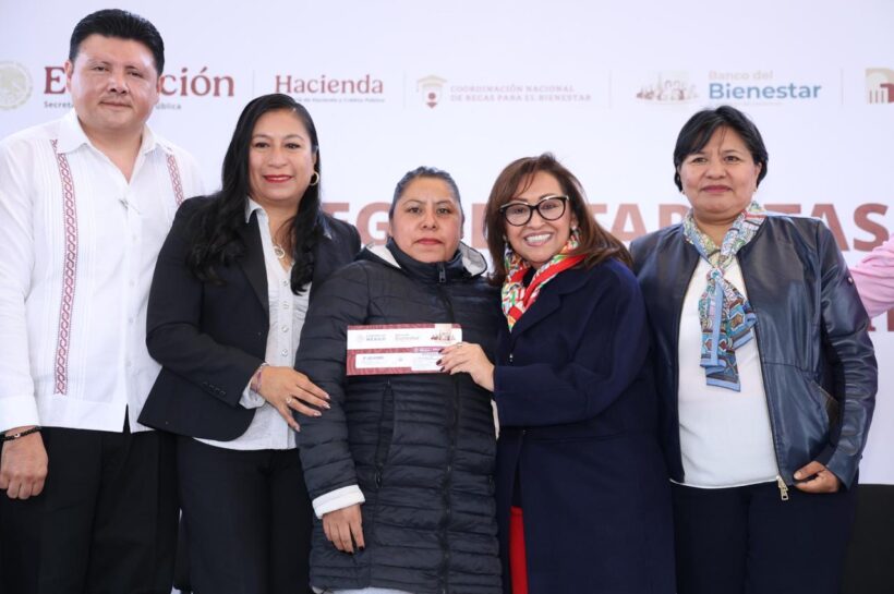 Gobierno de Tlaxcala entrega tarjetas de la Beca Rita Cetina para fortalecer la educación secundaria