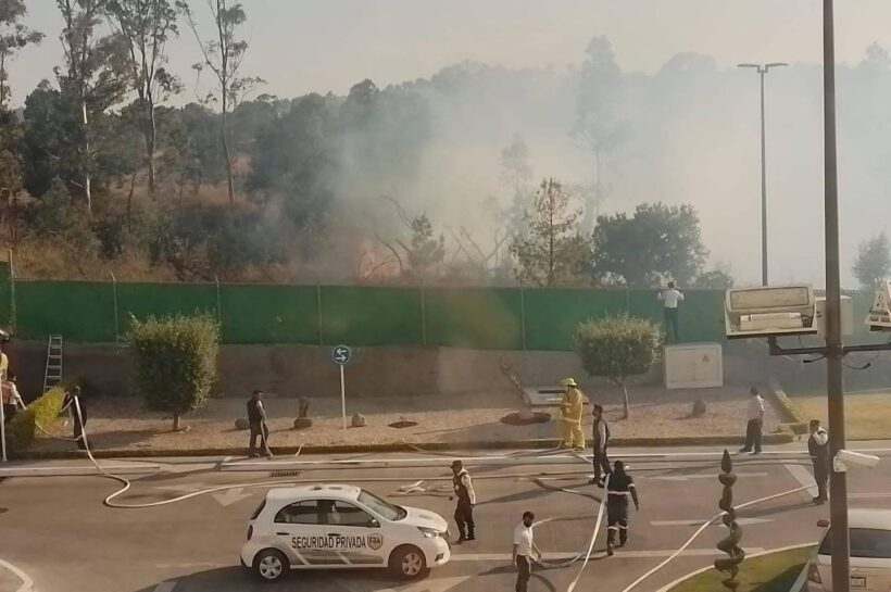 Incendio cerca de Galerías Tlaxcala moviliza a cuerpos de emergencia