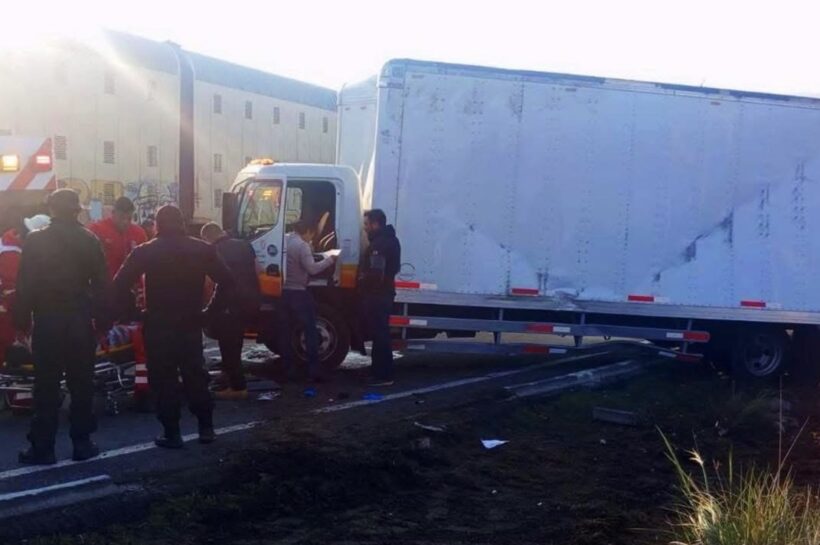 Camión de frituras intenta ganarle el paso al tren y termina embestido en Huamantla