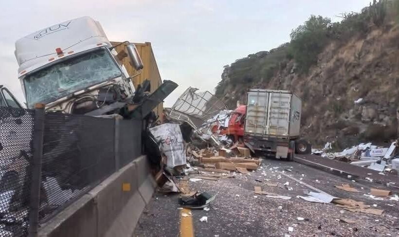 Fatal choque múltiple en el Arco Norte cobra al menos 4 vidas; caos total en la autopista