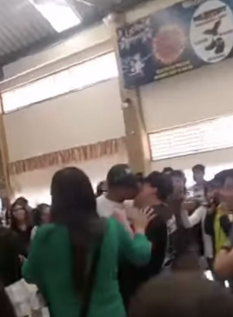 “200 pesos por besarse”: Indignación en Zacatelco por concurso promovido por presidenta de comunidad en secundaria