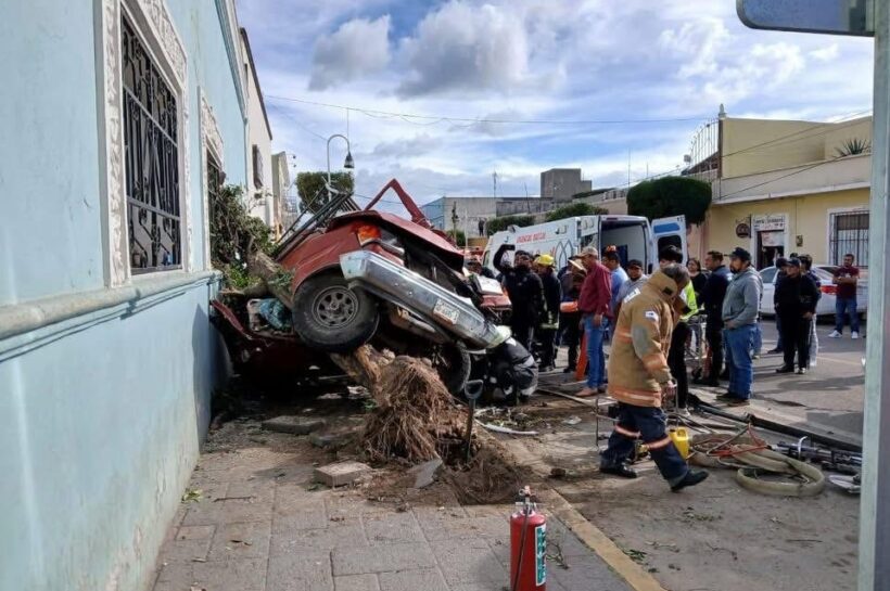 Camión de ATAH se queda sin frenos y embiste camioneta; una persona quedó prensada