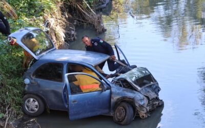 Conductor pierde el control y cae a una barranca en Atempan; resulta lesionado