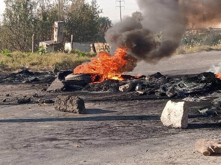Pobladores de Tepetitla bloquean la carretera Tlaxcala–Texmelucan en demanda de mayores recursos